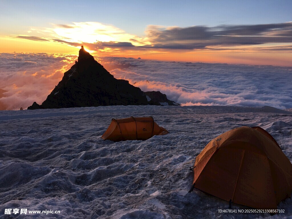 山顶露营赏壮丽日出美景