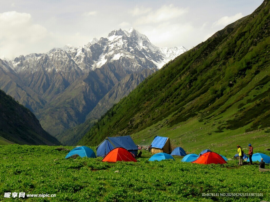 山间草地露营美景