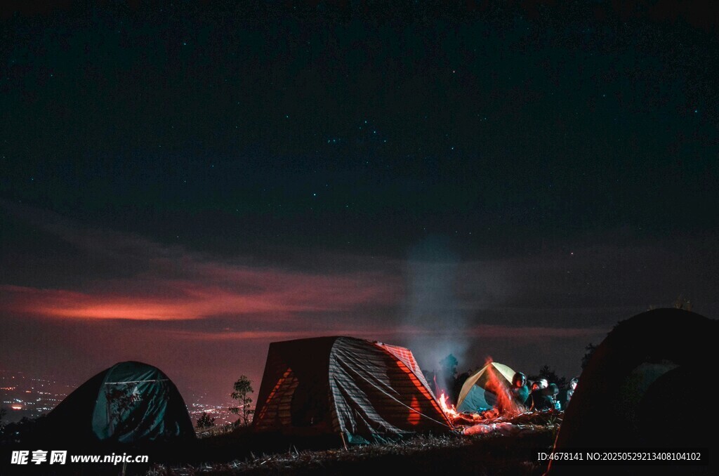 夜幕下的露营帐篷
