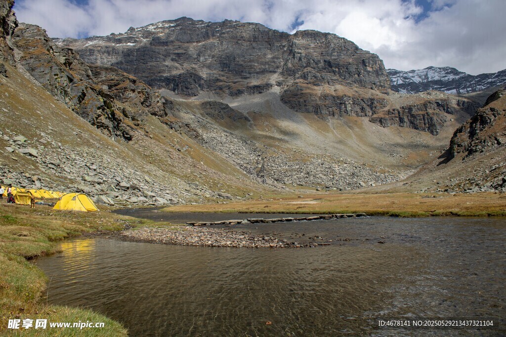 高山湖畔美景