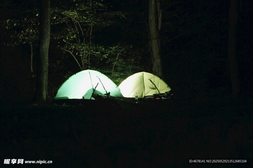 夜晚林间的两顶露营帐篷