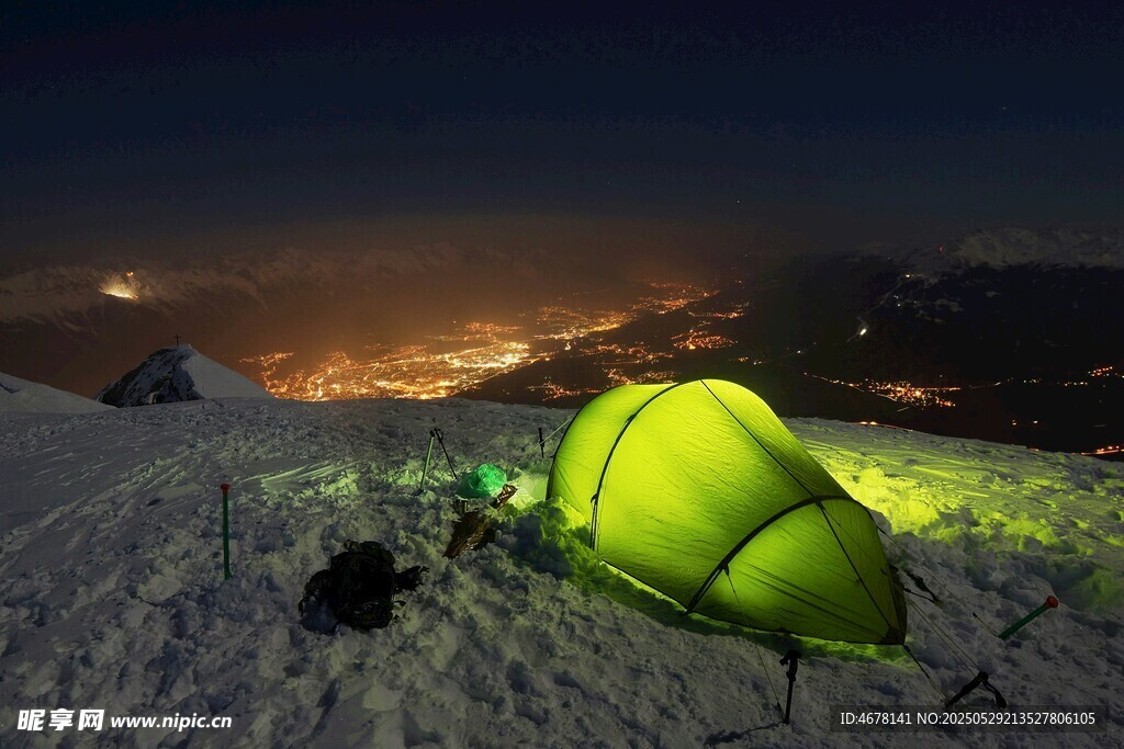 山顶绿帐篷下的璀璨夜景