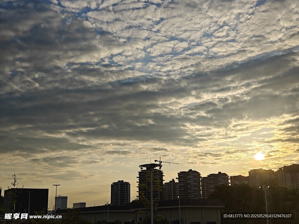 城市黄昏天空与建筑景观