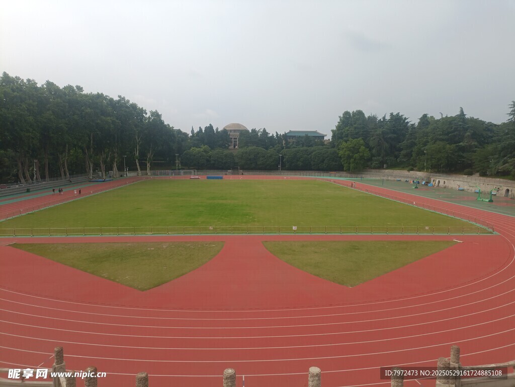 红色跑道环绕的绿色操场