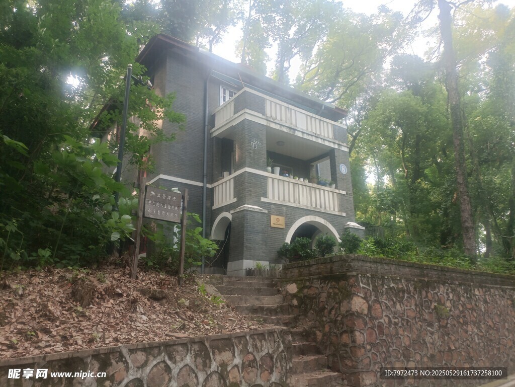 林间复古建筑隐于绿意中
