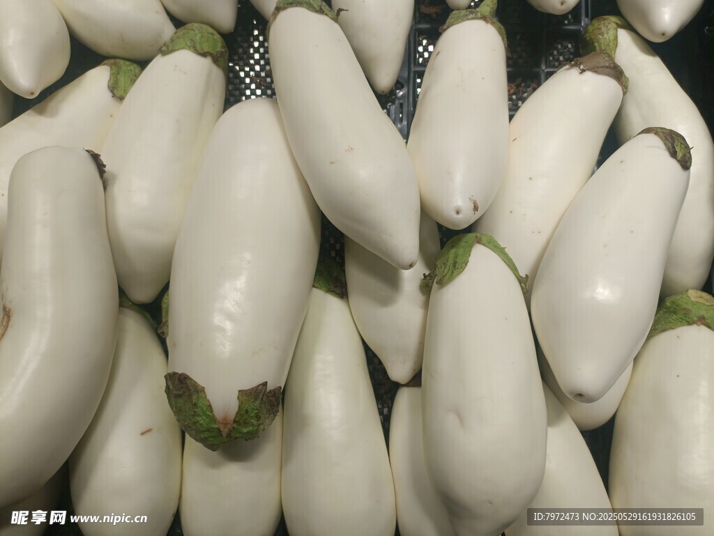 新鲜白茄子堆叠展示
