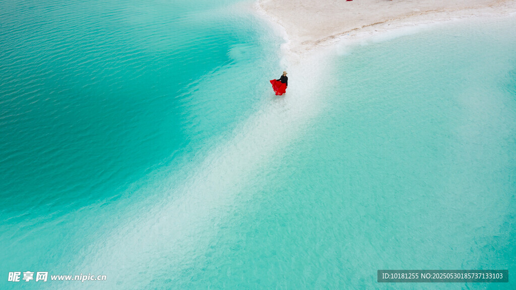 海上孤舟的静谧美景