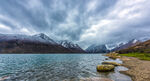 湖畔雪山美景