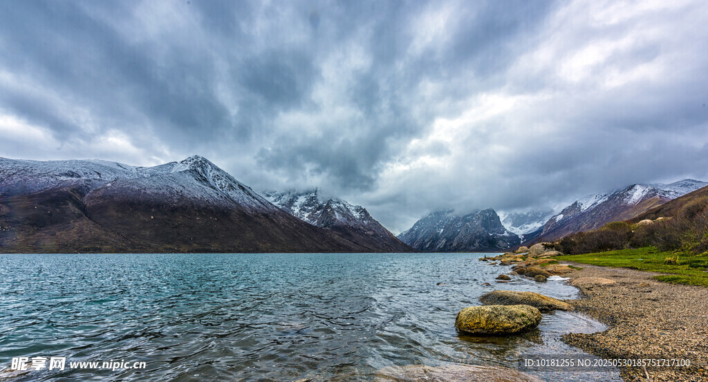 湖畔雪山美景
