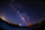 夜空下的璀璨星河与建筑