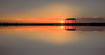 夕阳下的静谧湖面美景