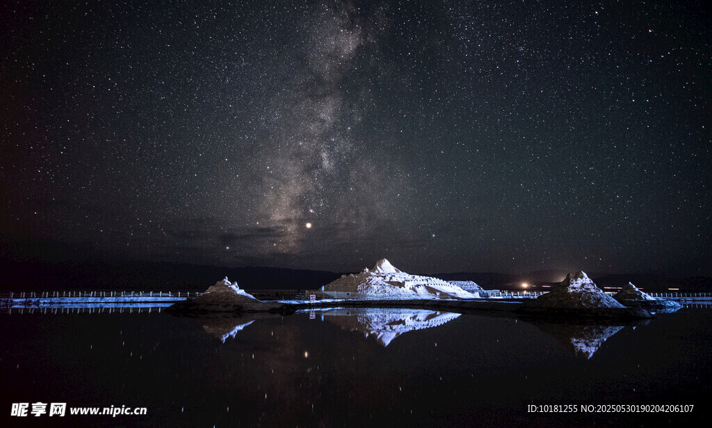 星空下的雪山湖泊美景