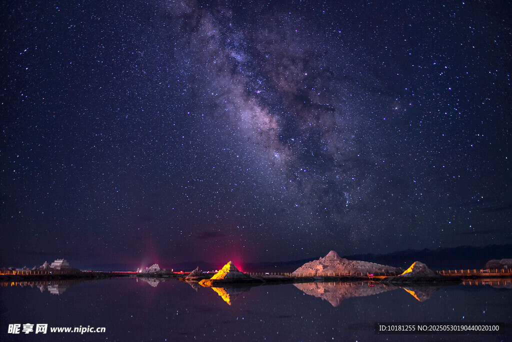 星空下的梦幻湖泊与山峦