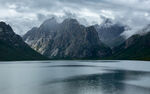 宁静山水间的湖光山色