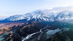 雪山下的壮丽山谷景观