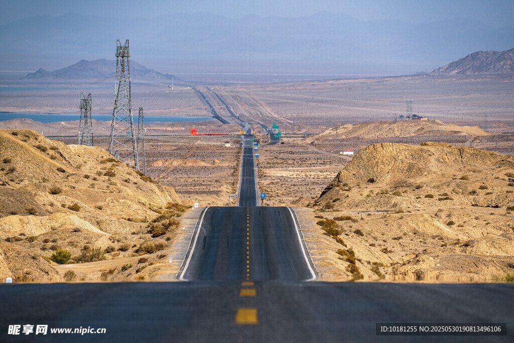 荒漠中的笔直公路景观