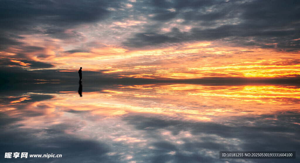 夕阳下的静谧湖面美景