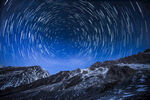 夜空星轨下的壮丽山峦