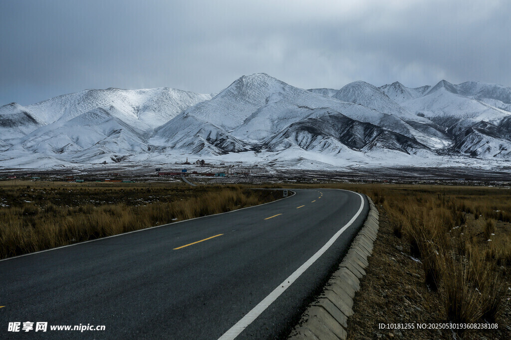 蜿蜒公路旁的雪山景致