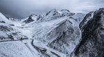 雪山蜿蜒公路壮丽景观