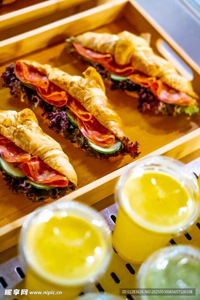 美味三明治搭配清新饮品