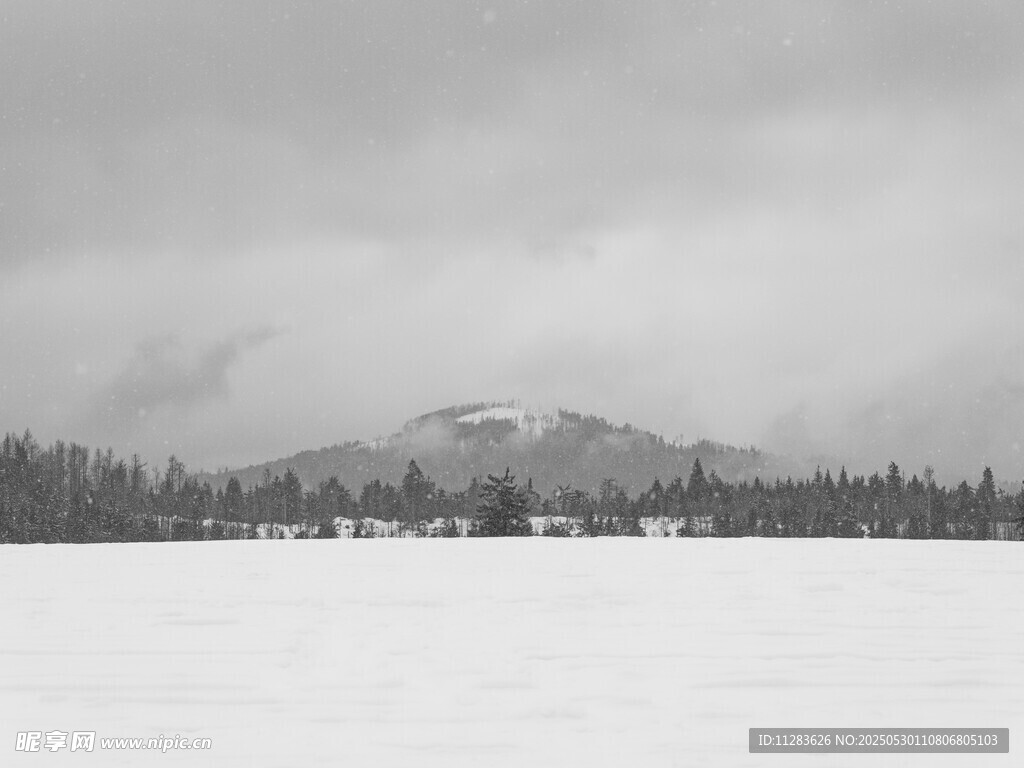 冬日雪景中的山林湖泊