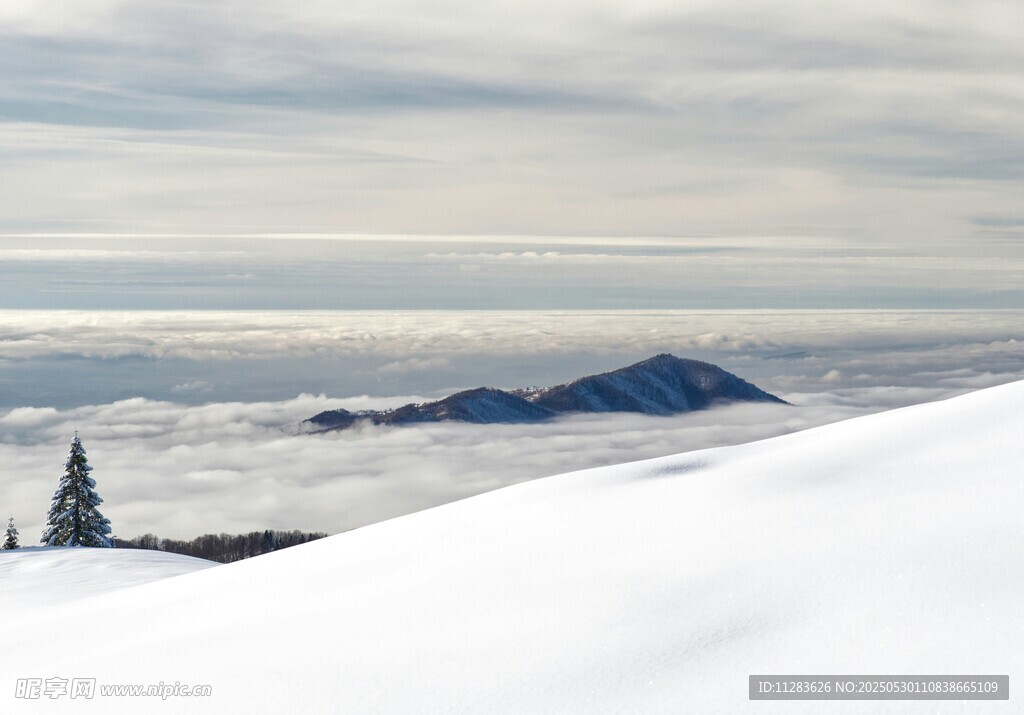雪山云海间的壮丽景致