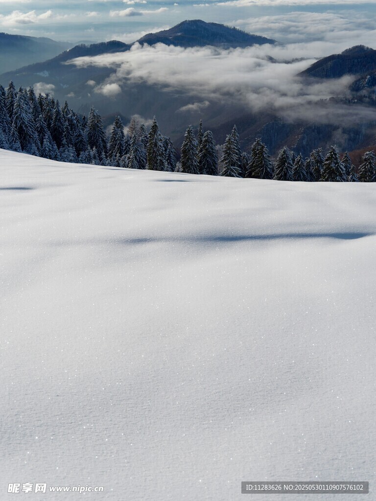 雪覆山峦云雾缭绕美景
