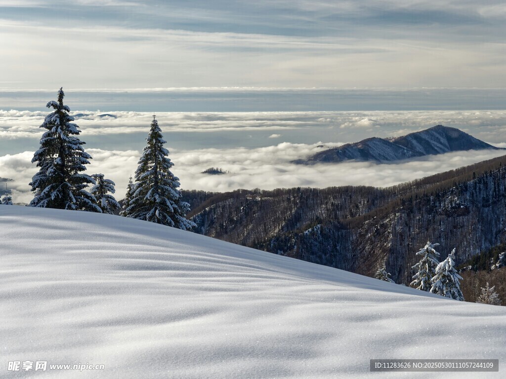 雪覆山峦间的静谧景致
