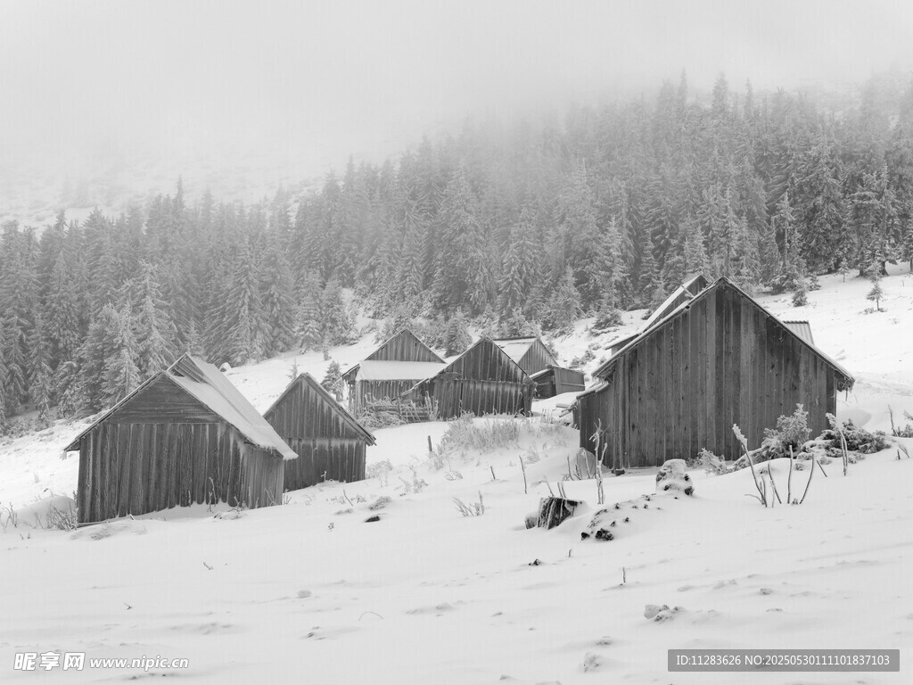 雪覆木屋的静谧山间景象