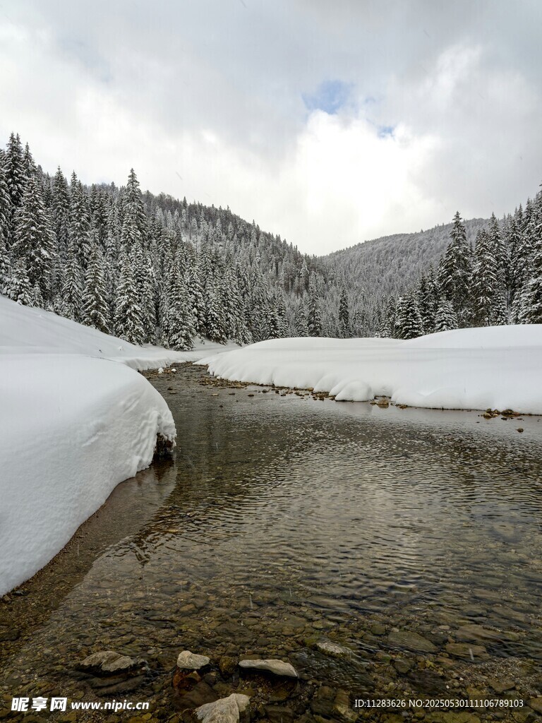 冬日雪覆溪流山林美景
