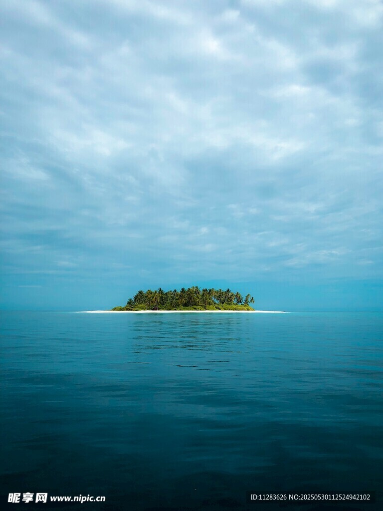 海中孤岛 静谧蓝色世界