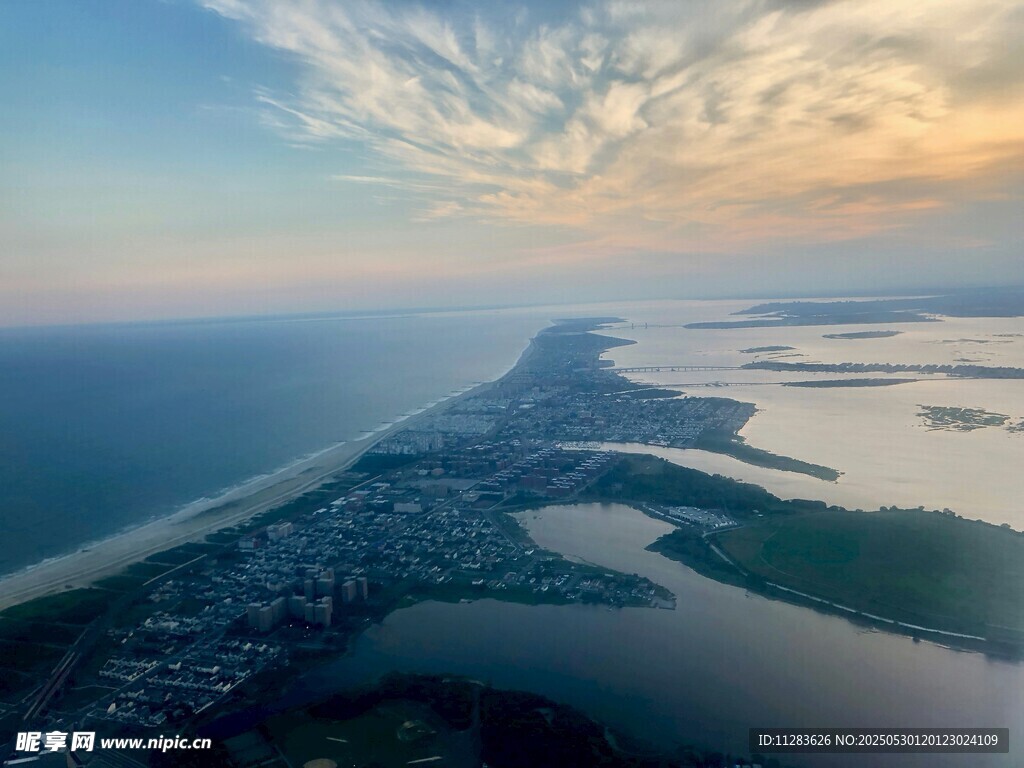 海岸线上的壮丽黄昏景色