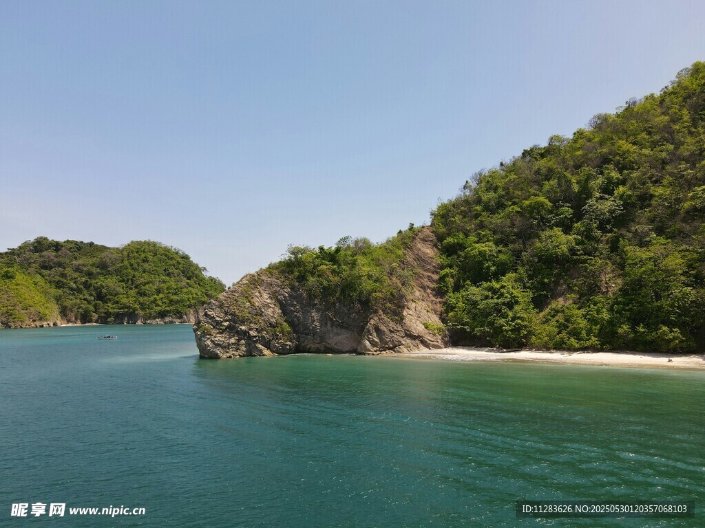 碧海青山间的美丽海岸
