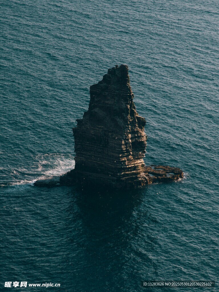海中孤岩