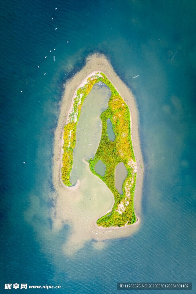 海中翡翠般的美丽岛屿