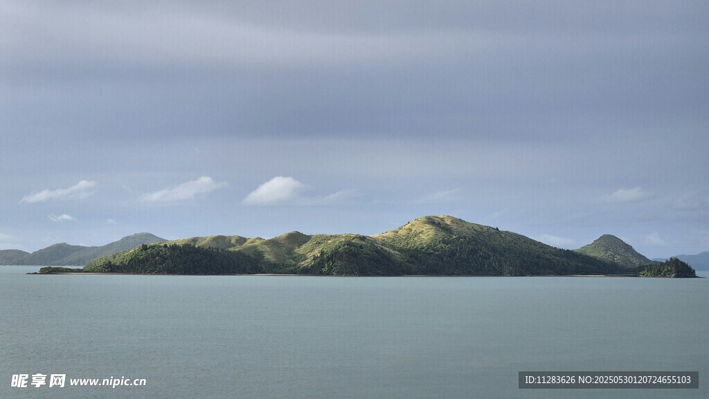 海上青山美景