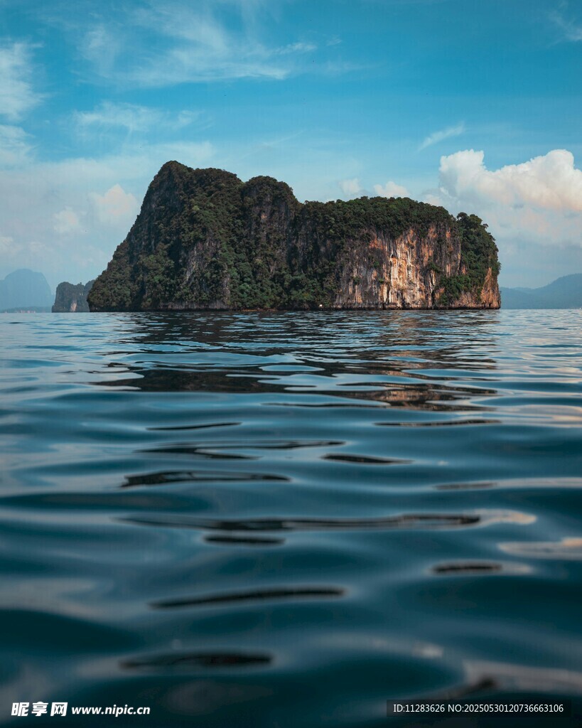 海上孤岩美景
