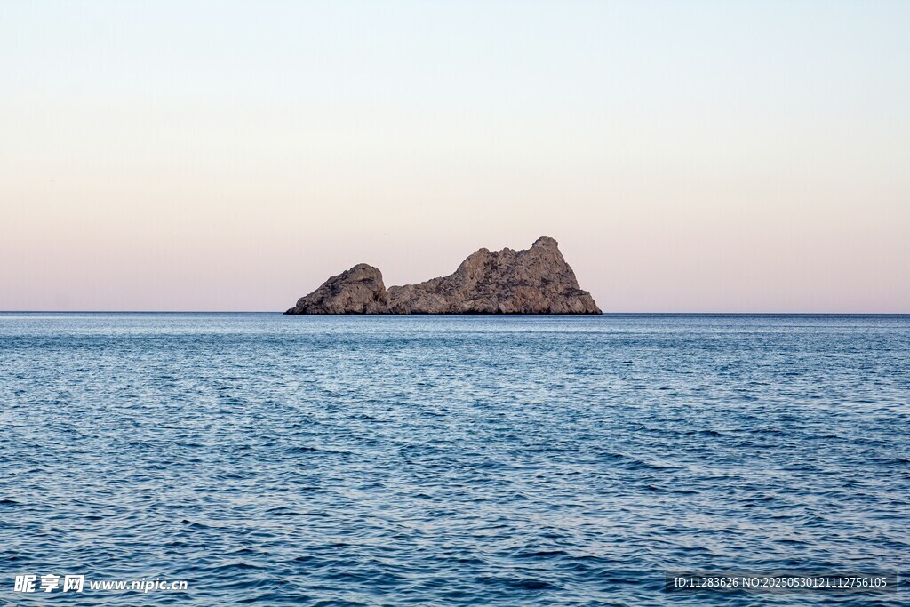海上孤岩美景