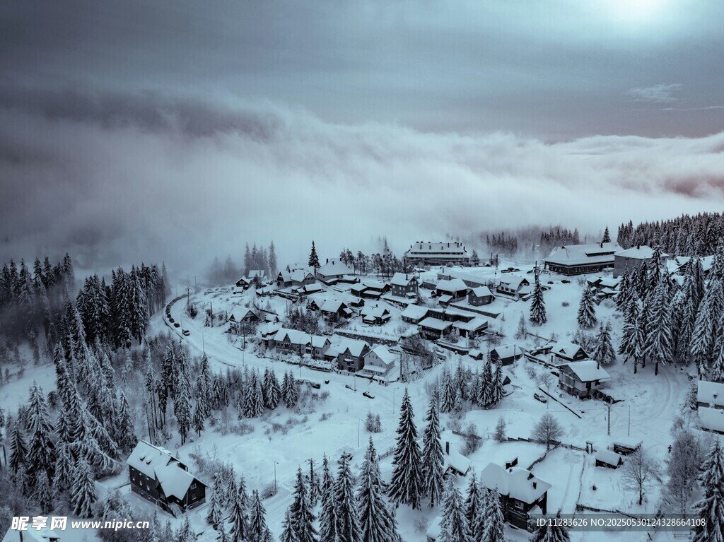 雪覆村落 冬日静谧景致