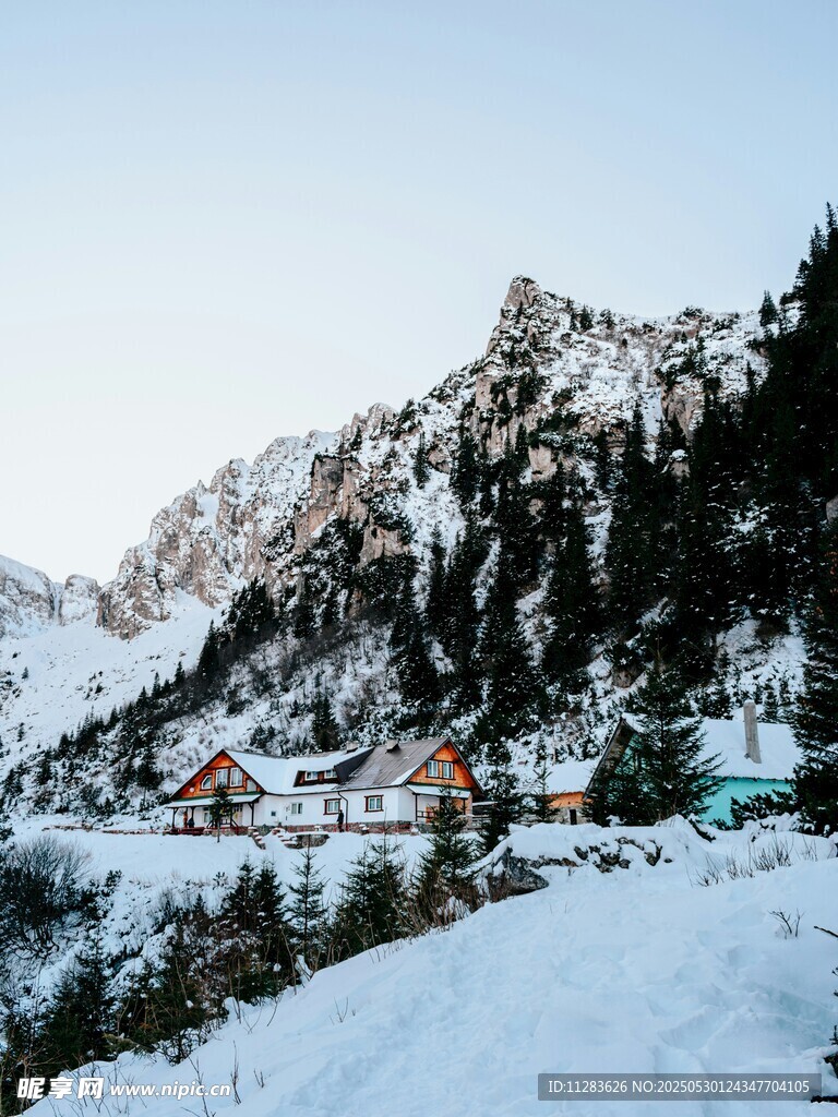 雪山下的多彩村落景观