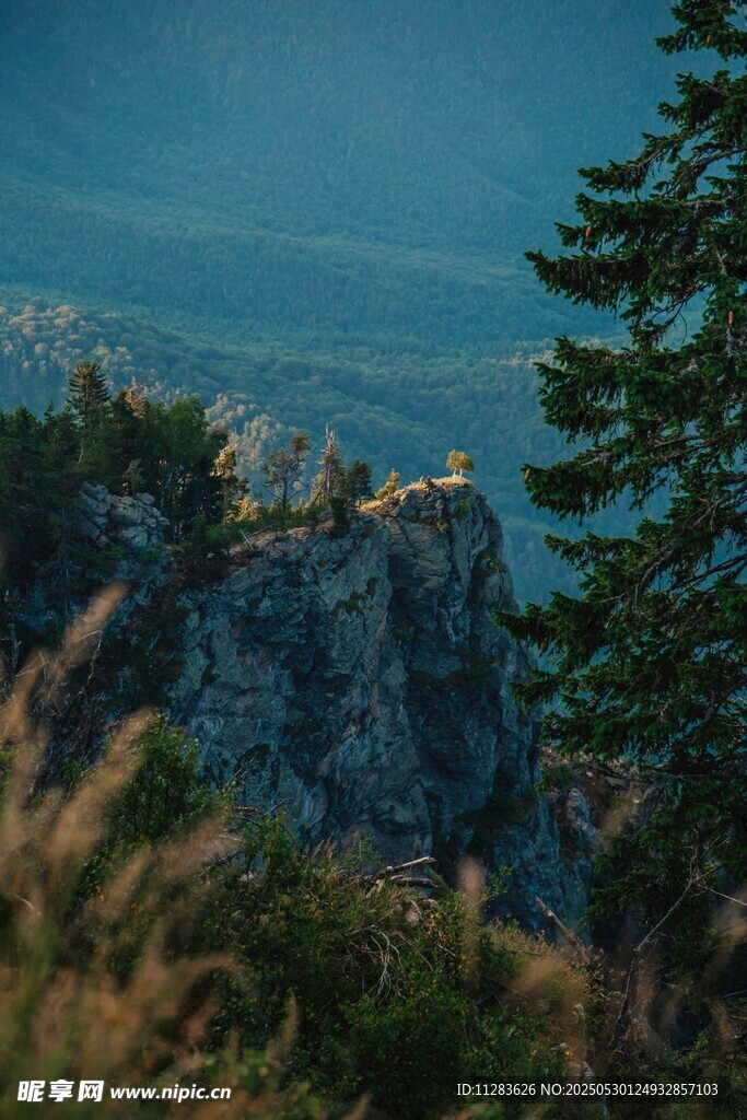 山间美景 绿树环绕的峭壁
