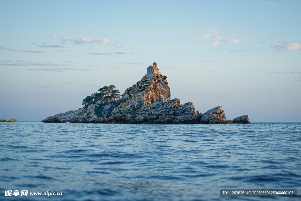 海上孤岩景观