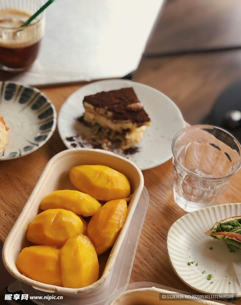 多样美食摆放在餐桌之上