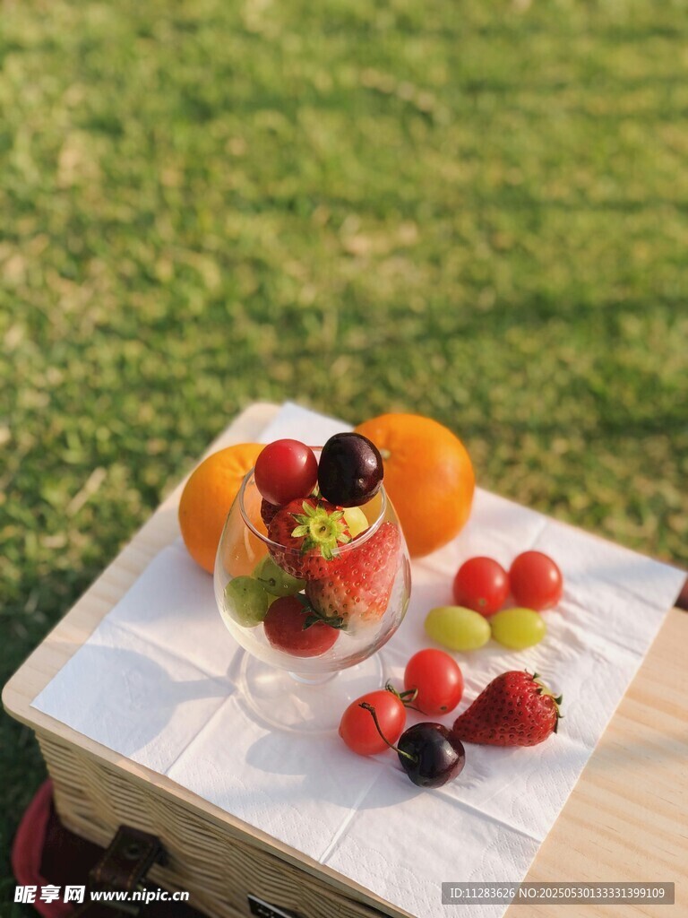 草地上的缤纷水果甜点