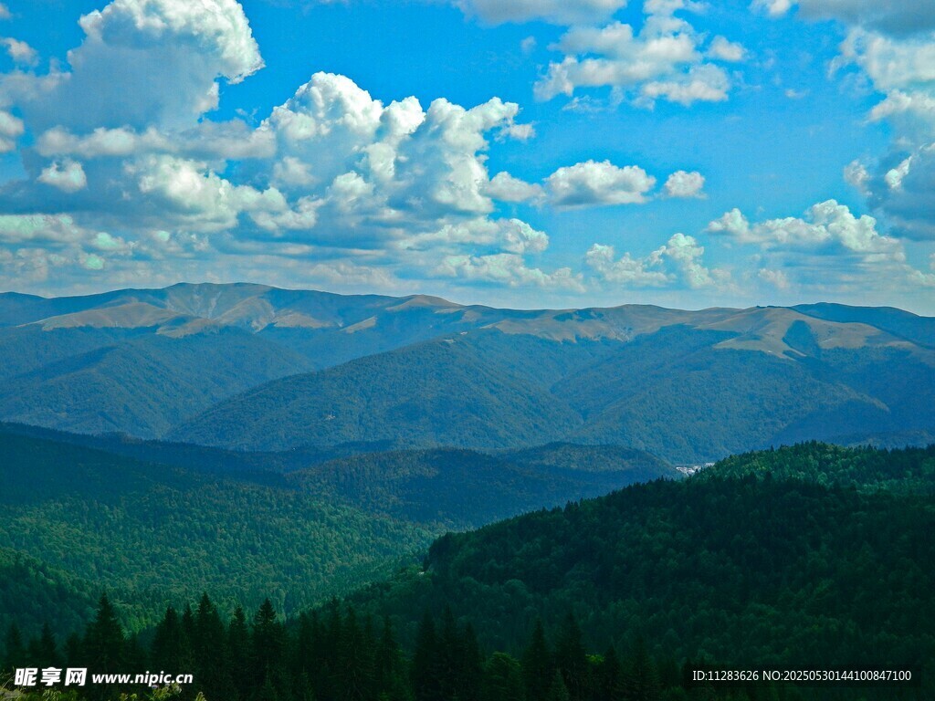 壮丽山峦蓝天白云美景
