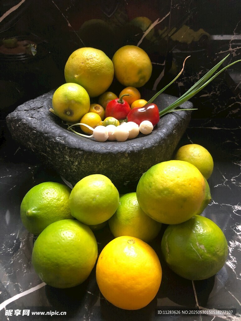 石钵中多彩柑橘类水果