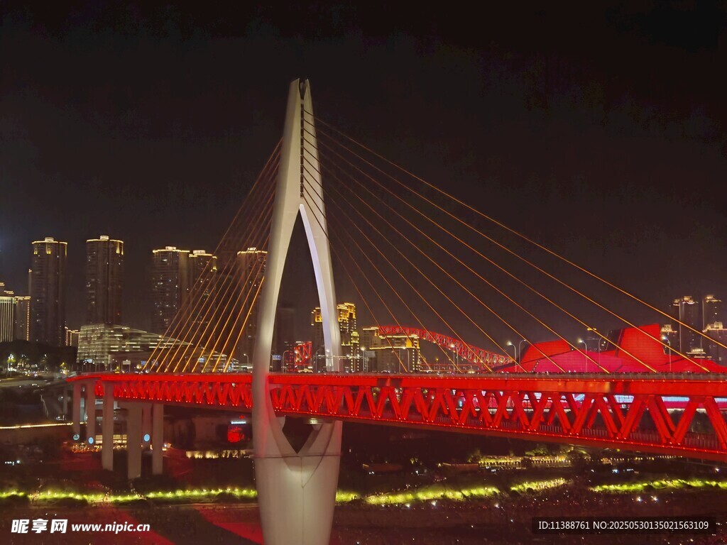 重庆夜景中的绚丽桥梁