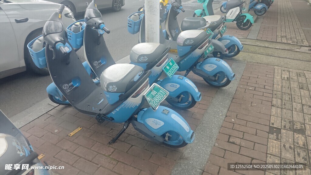 整齐停放的蓝色共享电动车