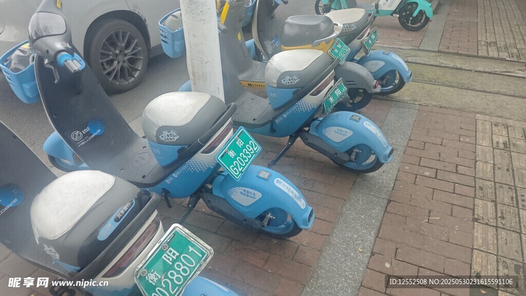 路边停放的多辆蓝色电动车